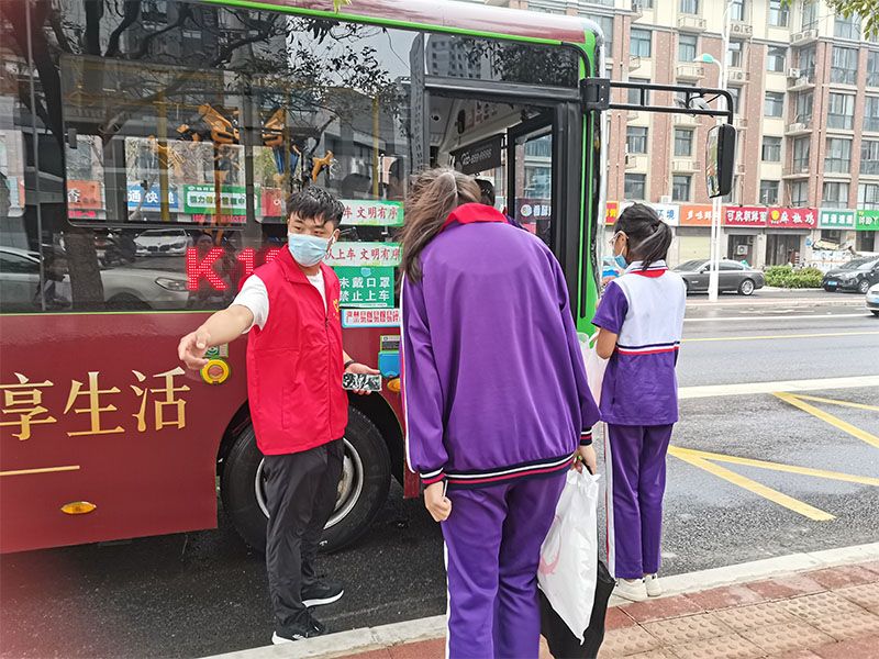 校门口站牌处引导文明乘车志愿活动