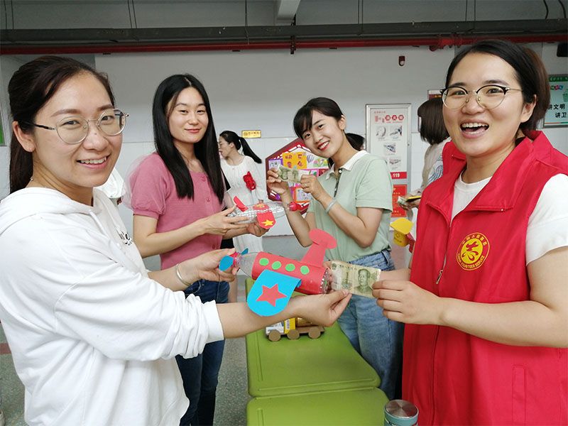 学校大厅旧物换新貌公益献爱心