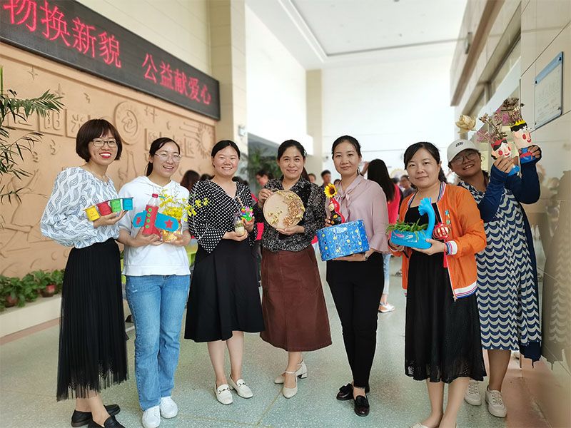 学校大厅旧物换新貌公益献爱心