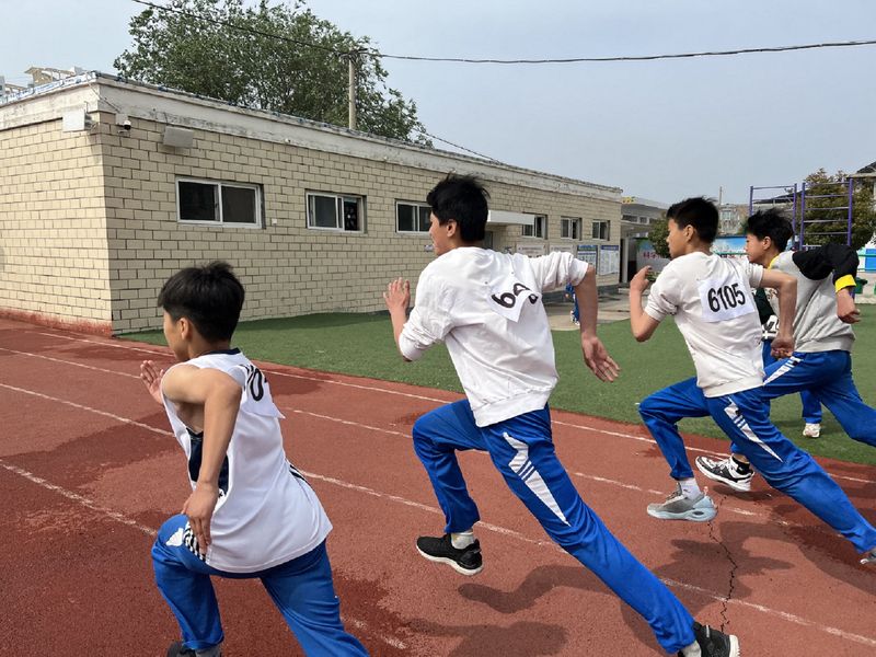 2022年4月29日道清路小学西校区组织学生在校园内开展“春季运动会”活动