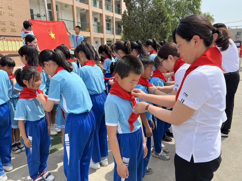 2022年5月28日道清路小学西校区在校内举“喜迎二十大 争做好队员”升旗仪式
