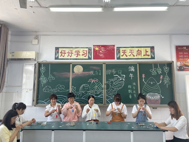 2022年5月30日道清路小学西校区在科学教室举行制作香囊活动