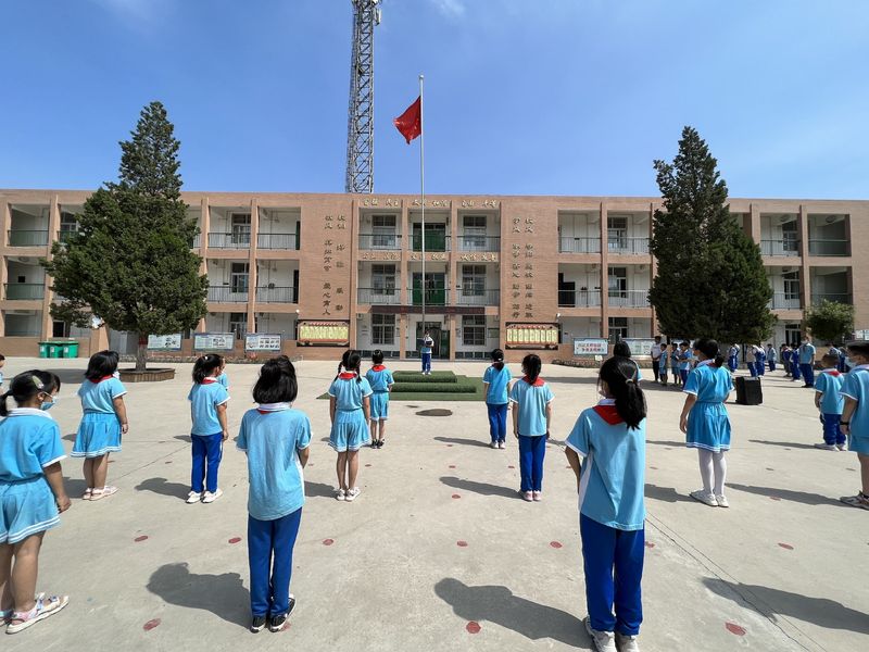 2022年5月30日道清路小学西校区在校内开展“我们的节日——端午”升旗仪式