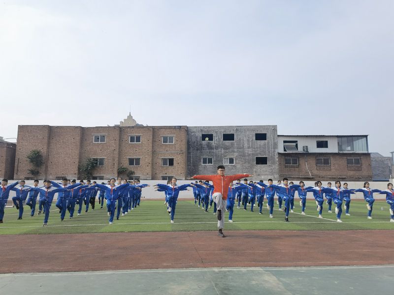2022年6月4日道清路小学西校区在操场学习传统体育