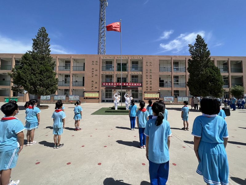 2022年6月6日道清路小学西校区在校内开展升旗仪式