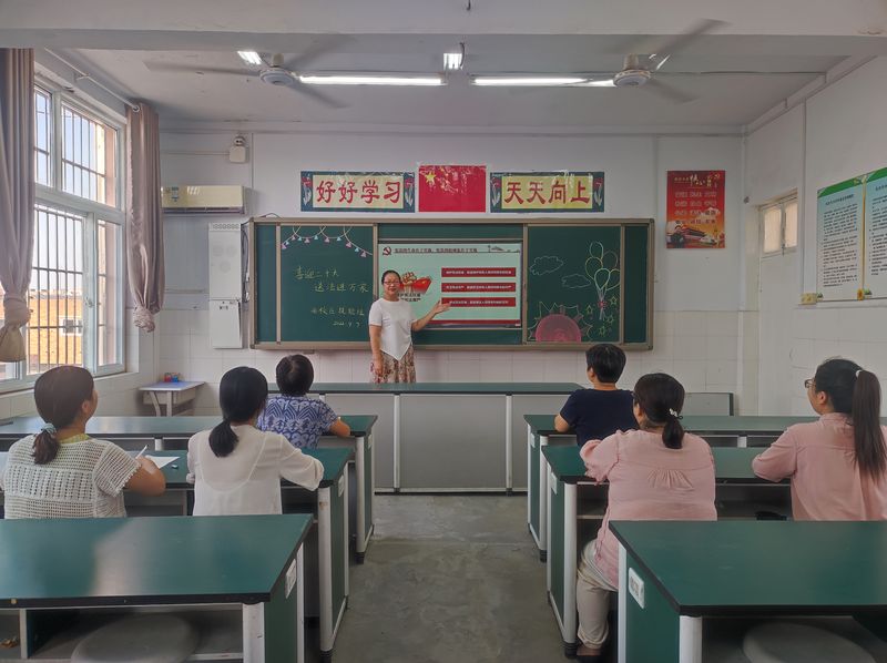 2022年9月7日全体教师在科学教室开展“喜迎二十大 一起宪法”活动
