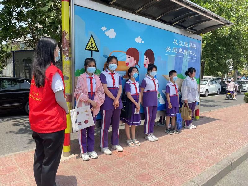 道清路小学公交站牌引领志愿服务活动