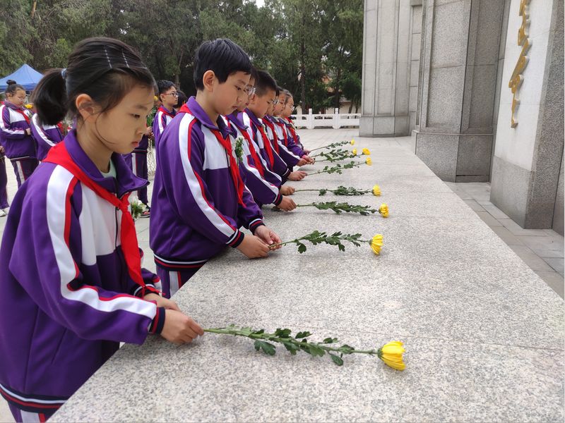2021年，道清路小学组织学生进行清明节祭奠英烈活动