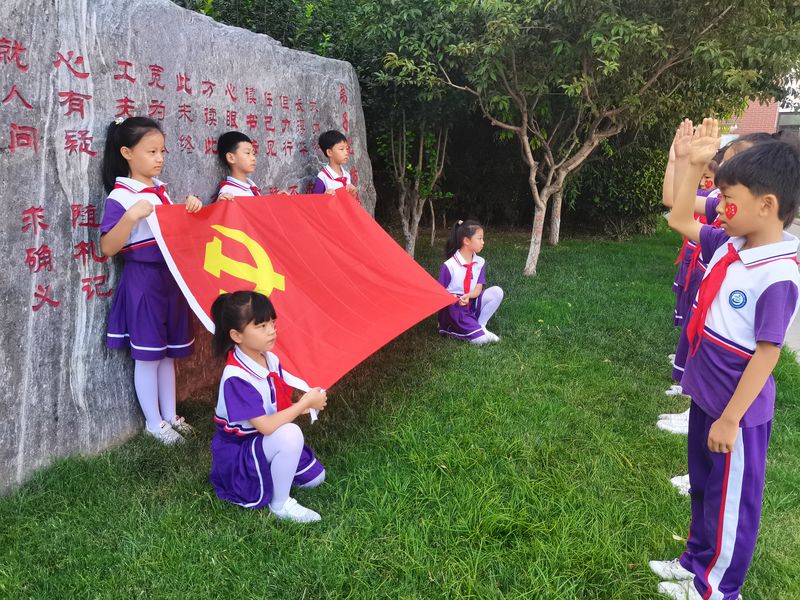 2022年7月，道清路小学组织喜迎二十大，我向党旗敬个礼活动