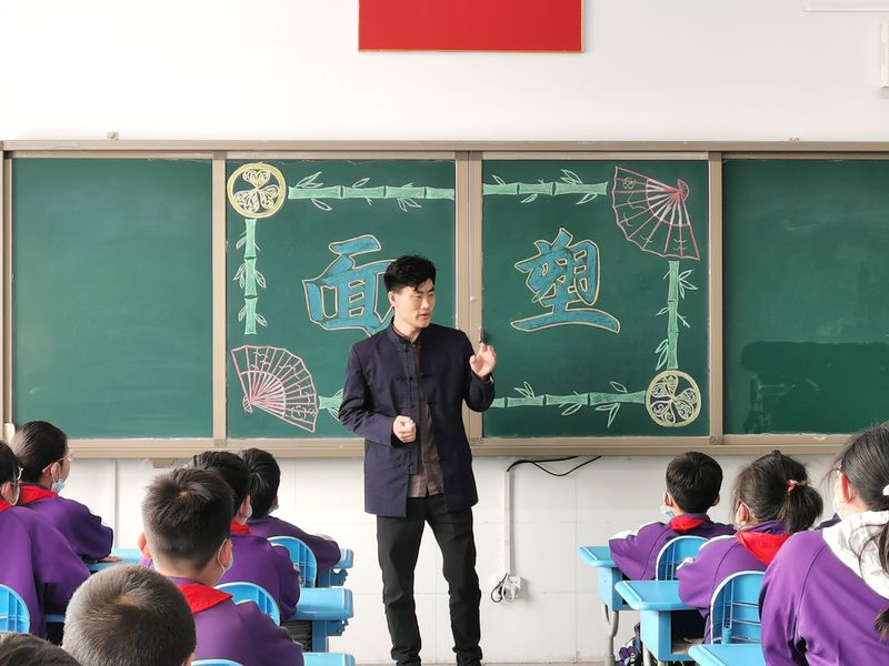 2021年4月14日,道清路小学举行传统面塑讲座