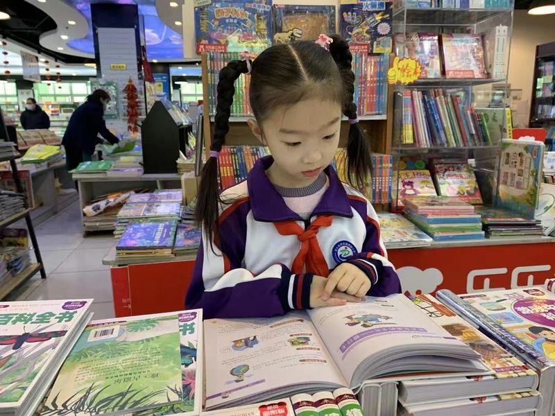 2022年2月14日，道清路小学书香学生假期读书，如图所示