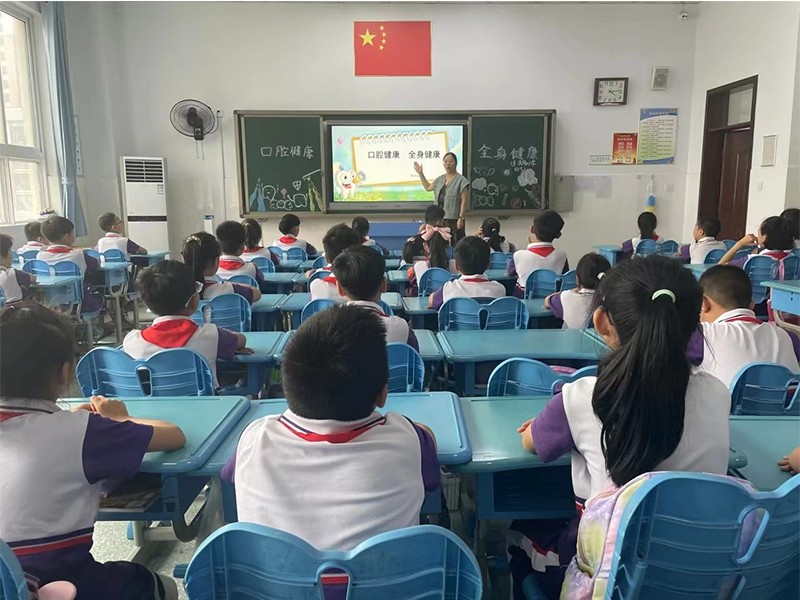 2023.9.13道清路小学教师在班级中对学生进行”爱牙日“健康教育