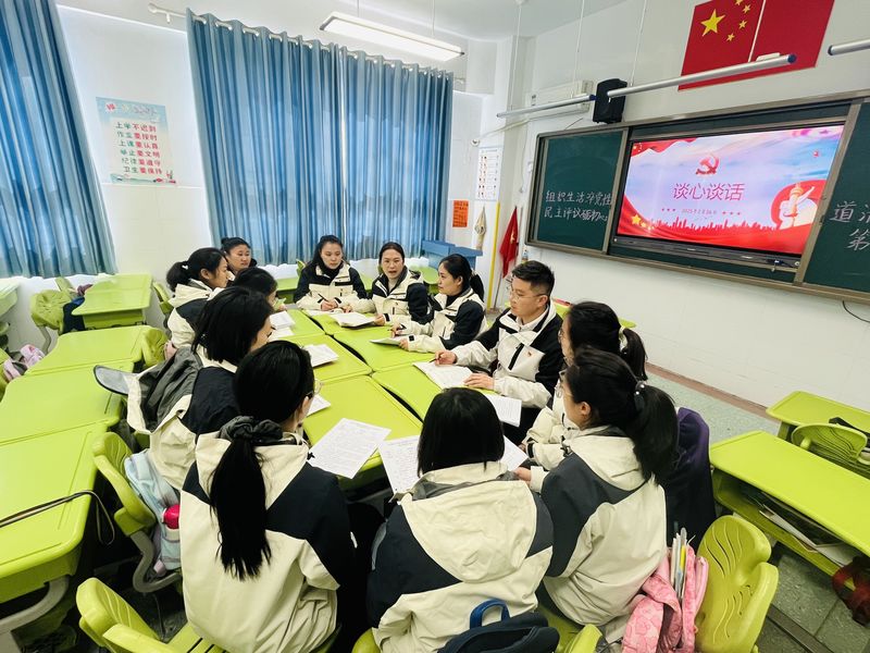 2025年2月27日，道清路小学党支部开展2024年度组织生活会暨民主评议党员大会